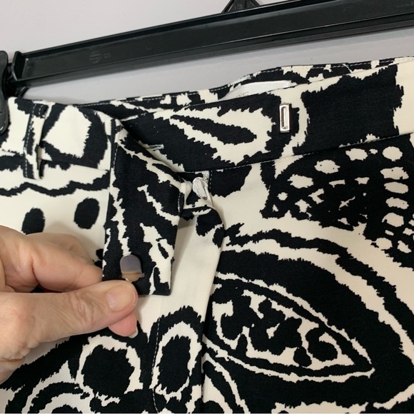 Chico’s Black and white floral pant. Size 2 (12) - Picture 4 of 11